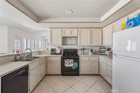 Kitchen - 13382 Ivanpah, Apple Valley, CA 92308 photo 4 of 5