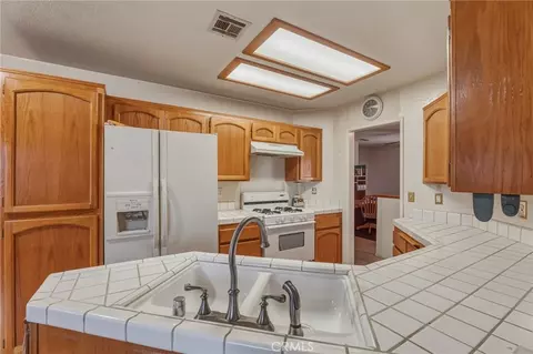 22410 Broken Lance Ct, Apple Valley, CA 92307 photo 4