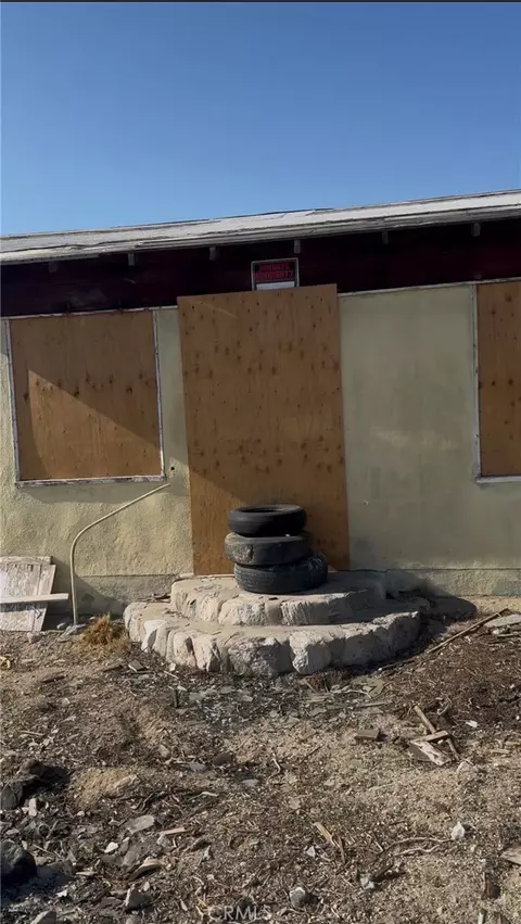 31300 235 St, Llano, CA 93544