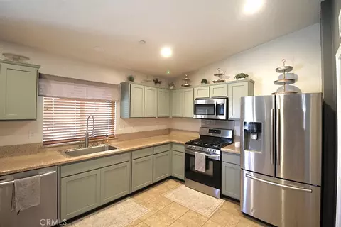 Kitchen - 916 Condor, Barstow, CA 92311 photo 3 of 4