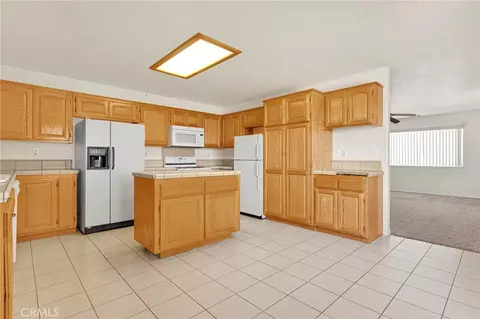 Kitchen - 11281 4th, Hesperia, CA 92345 photo 3 of 4