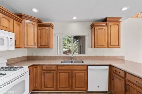 Kitchen - 5438 Desert Vw, Wrightwood, CA 92397 photo 1 of 2