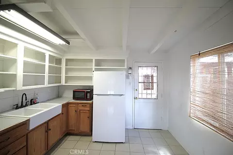 Kitchen - 21212 Rainbow, Hinkley, CA 92347 photo 2 of 2