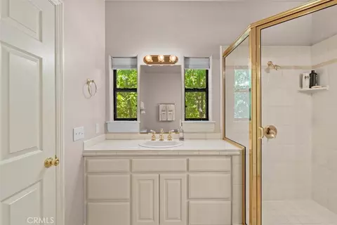 Bath - 5394 Pacific Crst, Wrightwood, CA 92397 photo 3 of 5