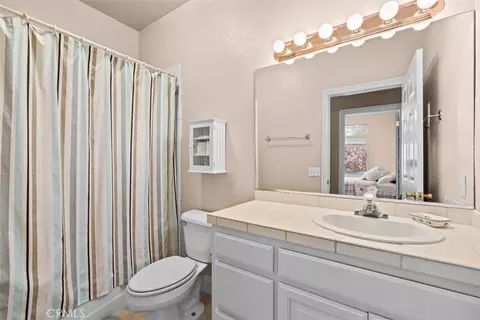 Bath - 5394 Pacific Crst, Wrightwood, CA 92397 photo 4 of 5