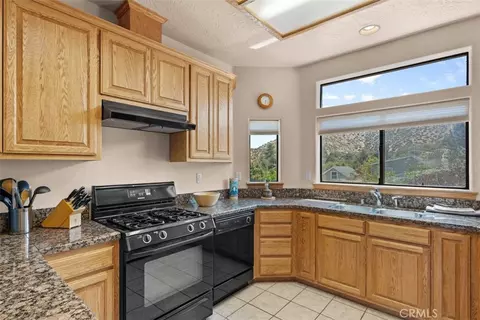 Kitchen - 5394 Pacific Crst, Wrightwood, CA 92397 photo 2 of 3