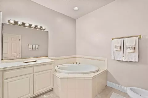 Bath - 5394 Pacific Crst, Wrightwood, CA 92397 photo 2 of 5