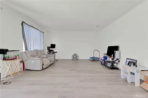 Living - 13097 Lancaster, Hesperia, CA 92344 photo 2 of 3
