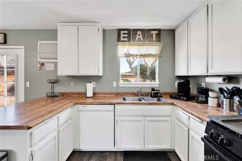 Kitchen - 18128 Catalpa St, Hesperia, CA 92345 photo 3 of 3