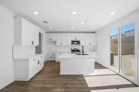 Entry Way - 8844 Glencliff Ave, Hesperia, CA 92345 photo 3 of 15