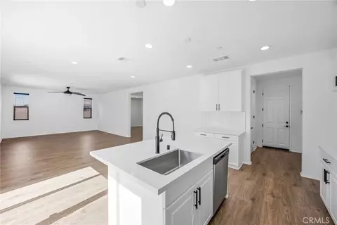 Entry Way - 8844 Glencliff Ave, Hesperia, CA 92345 photo 6 of 15