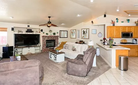 Living - 12776 Skyline Rnch, Apple Valley, CA 92308 photo 2 of 4