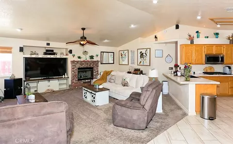 Living - 12776 Skyline Rnch, Apple Valley, CA 92308 photo 2 of 4