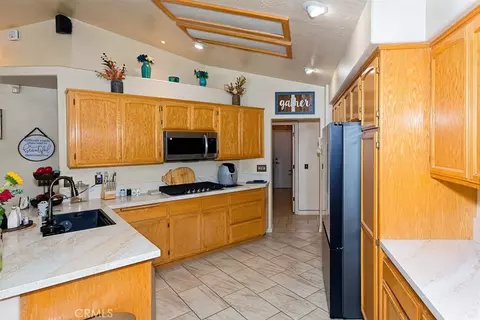 Kitchen - 12776 Skyline Rnch, Apple Valley, CA 92308 photo 2 of 6
