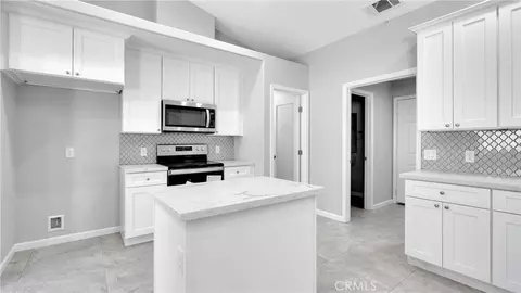 Entry Way - 9040 10th Ave, Hesperia, CA 92345 photo 3 of 10