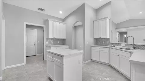 Entry Way - 9040 10th Ave, Hesperia, CA 92345 photo 2 of 10
