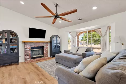 21930 Mohican Ave, Apple Valley, CA 92307 photo 4