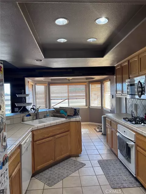 13565 Farmington St, Oak Hills, CA 92344 photo 11