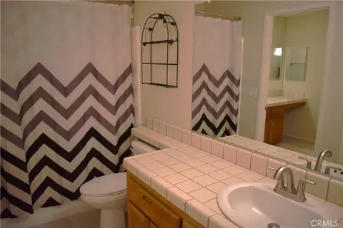 Bath - 11647 Pepper Ln, Apple Valley, CA 92308 photo 4 of 4