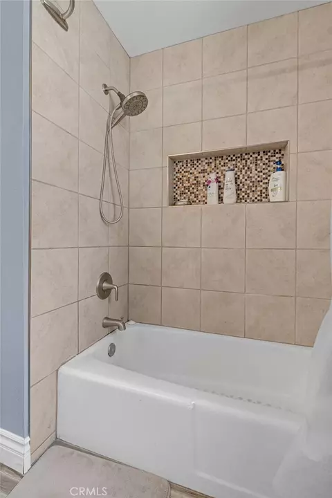 Bath - 14285 Kiowa Rd, Apple Valley, CA 92307 photo 3 of 5