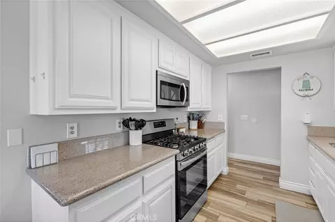 Kitchen - 14285 Kiowa Rd, Apple Valley, CA 92307 photo 5 of 5