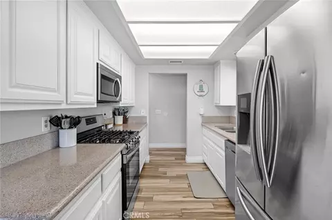 Kitchen - 14285 Kiowa Rd, Apple Valley, CA 92307 photo 4 of 5