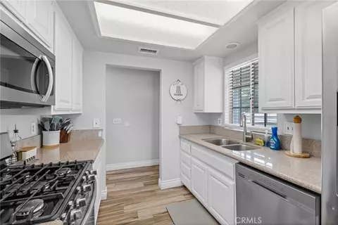 Entry Way - 14285 Kiowa Rd, Apple Valley, CA 92307 photo 2 of 2