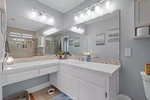 Bath - 14285 Kiowa Rd, Apple Valley, CA 92307 photo 4 of 5