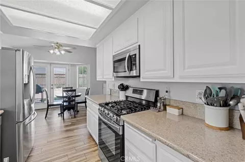 Kitchen - 14285 Kiowa Rd, Apple Valley, CA 92307 photo 3 of 5
