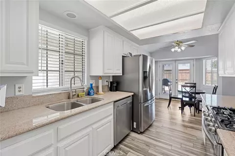 Kitchen - 14285 Kiowa Rd, Apple Valley, CA 92307 photo 2 of 5