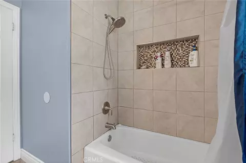 Bath - 14285 Kiowa Rd, Apple Valley, CA 92307 photo 2 of 5