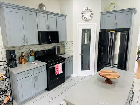 Kitchen - 11131 Arcadia, Apple Valley, CA 92308 photo 5 of 6