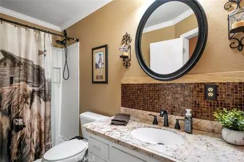 Bath - 17598 Linden St, Hesperia, CA 92345 photo 2 of 4