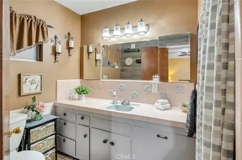 Bath - 17598 Linden St, Hesperia, CA 92345 photo 1 of 4
