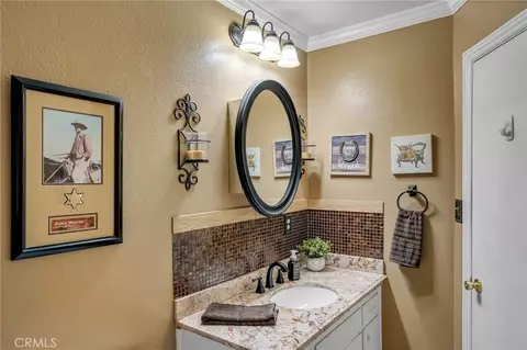 Bath - 17598 Linden St, Hesperia, CA 92345 photo 3 of 4