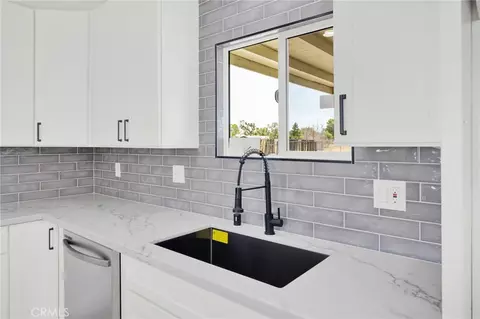 Kitchen - 18282 Manzanita, Hesperia, CA 92345 photo 4 of 6