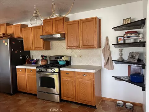 Kitchen - 27815 Panamint Rd, Barstow, CA 92311 photo 3 of 4