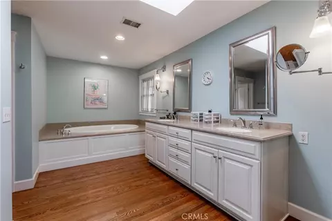 Bath - 1121 Vista Way, Oceanside, CA 92054 photo 5 of 6
