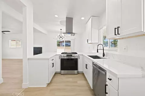 Kitchen - 18686 Lilac St, Hesperia, CA 92345 photo 2 of 4