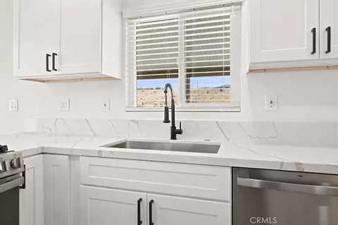 Kitchen - 18686 Lilac St, Hesperia, CA 92345 photo 4 of 4