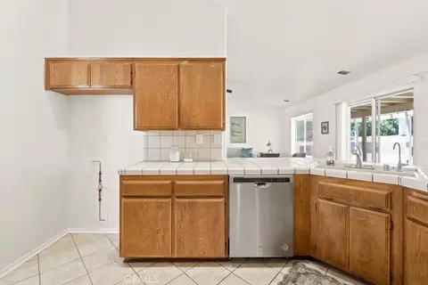 Kitchen - 18668 Kamana Rd, Apple Valley, CA 92307 photo 3 of 4