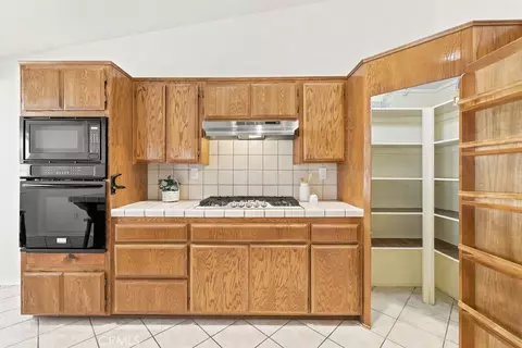 Kitchen - 18668 Kamana Rd, Apple Valley, CA 92307 photo 2 of 4