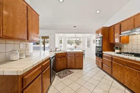 Kitchen - 18668 Kamana Rd, Apple Valley, CA 92307 photo 1 of 4