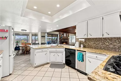 Kitchen - 14367 Flathead, Apple Valley, CA 92307 photo 3 of 6