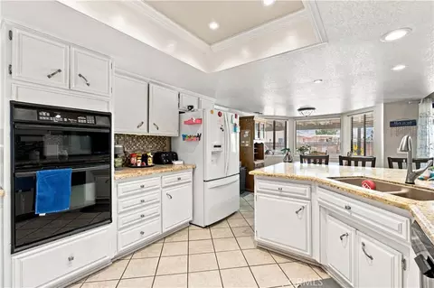 Kitchen - 14367 Flathead, Apple Valley, CA 92307 photo 5 of 6