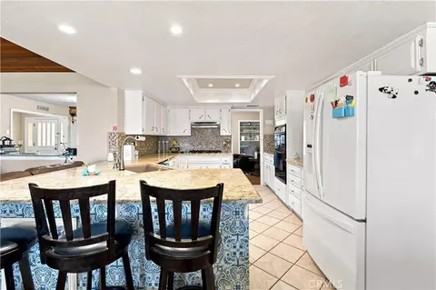 Kitchen - 14367 Flathead, Apple Valley, CA 92307 photo 4 of 6