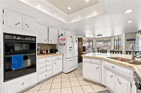 Kitchen - 14367 Flathead, Apple Valley, CA 92307 photo 5 of 6