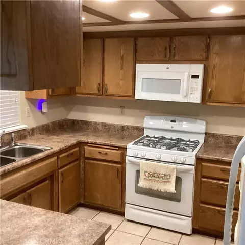 Kitchen - 14556 Mojave St, Hesperia, CA 92345 photo 2 of 3