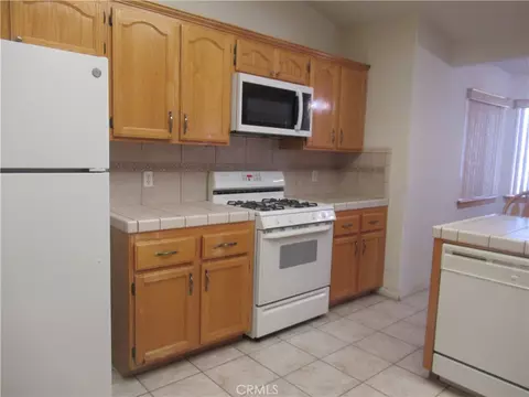 Kitchen - 20035 Symeron, Apple Valley, CA 92307 photo 5 of 5