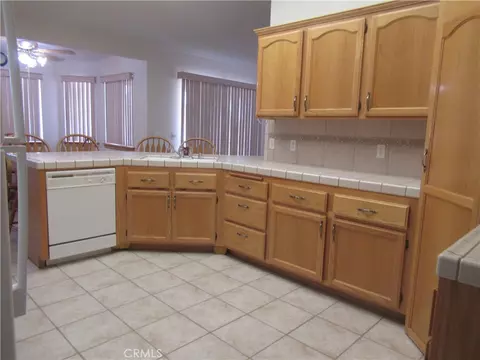 Kitchen - 20035 Symeron, Apple Valley, CA 92307 photo 4 of 5